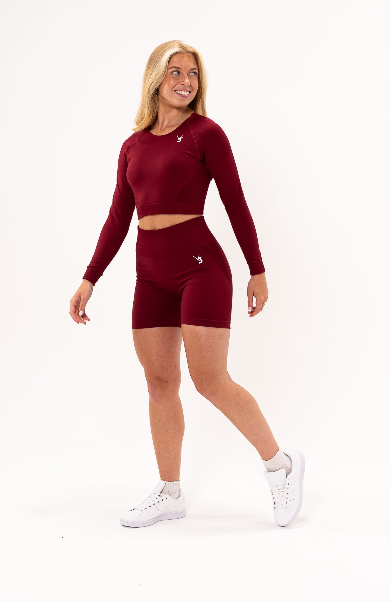 redbaysand Women's Tempo seamless long sleeve cropped training top in burgundy red with thumb hole long sleeves and crop fit for gym workouts training, Running, yoga, bodybuilding and bikini fitness.