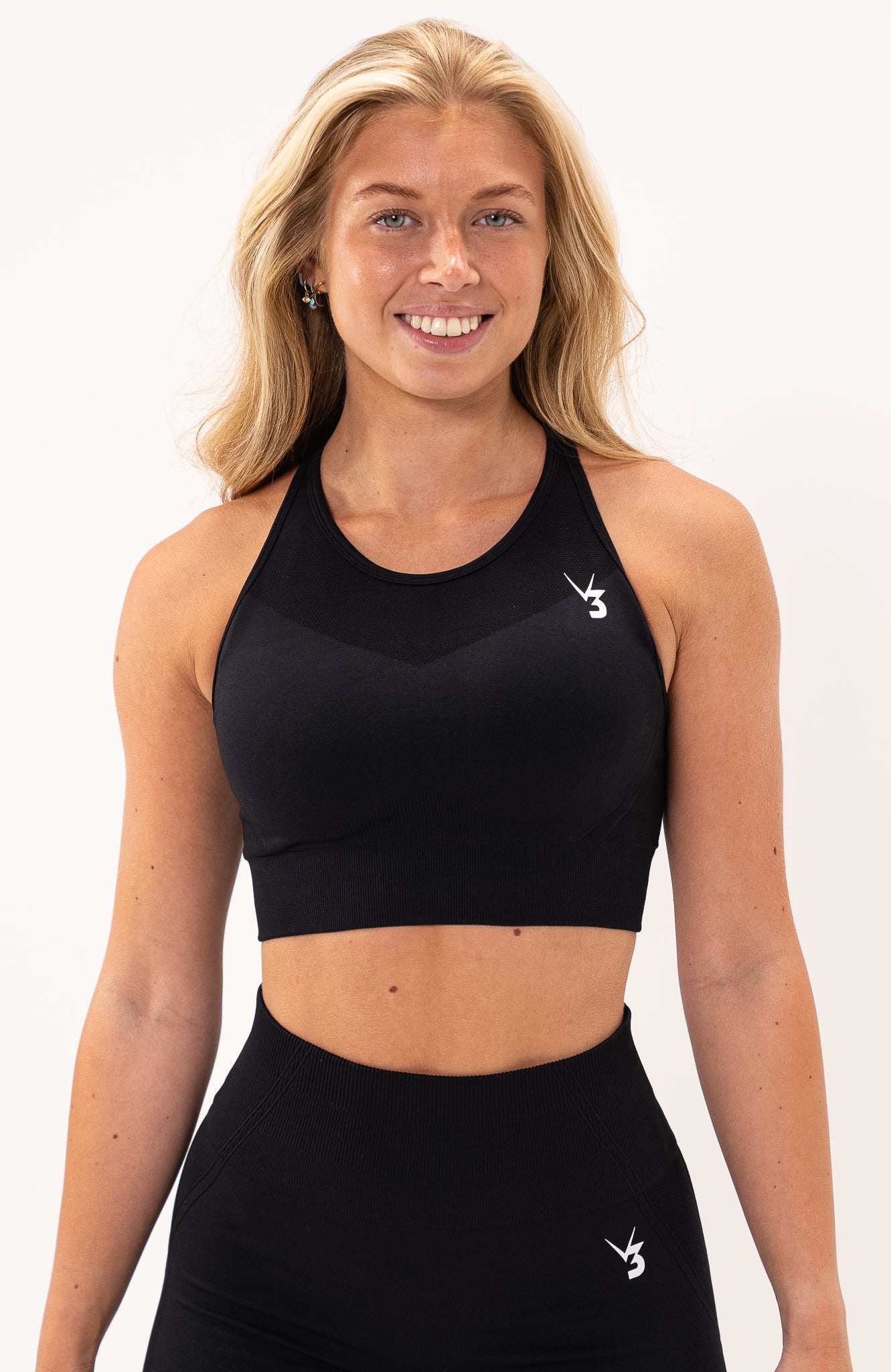 redbaysand Women's Tempo seamless training sports bra in black with removable padded cups and straps for gym workouts training, Running, yoga, bodybuilding and bikini fitness.