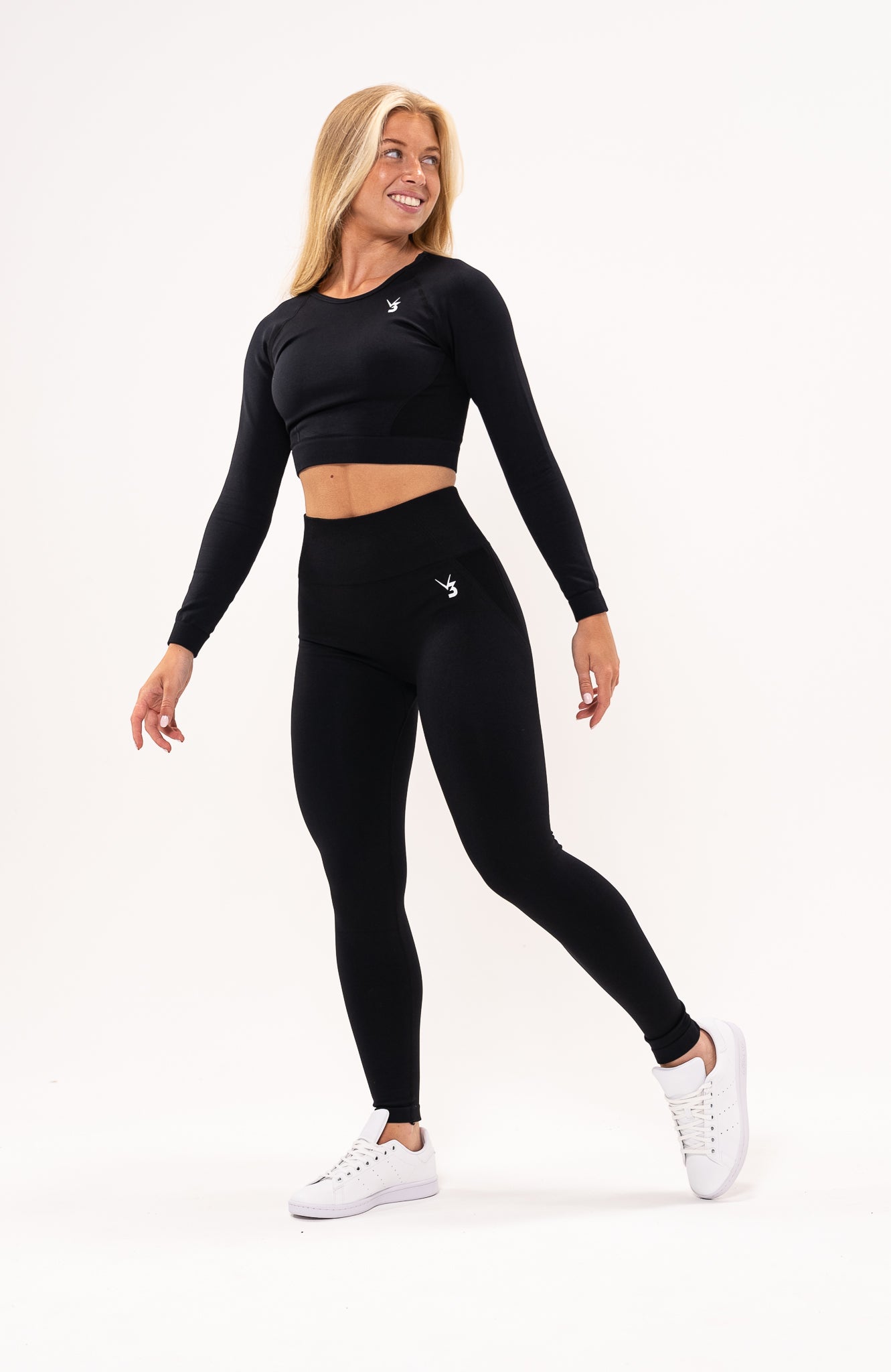 V3 Apparel Women's Tempo seamless long sleeve cropped training top in black with thumbhole long sleeves and crop fit for gym workouts training, Running, yoga, bodybuilding and bikini fitness.
