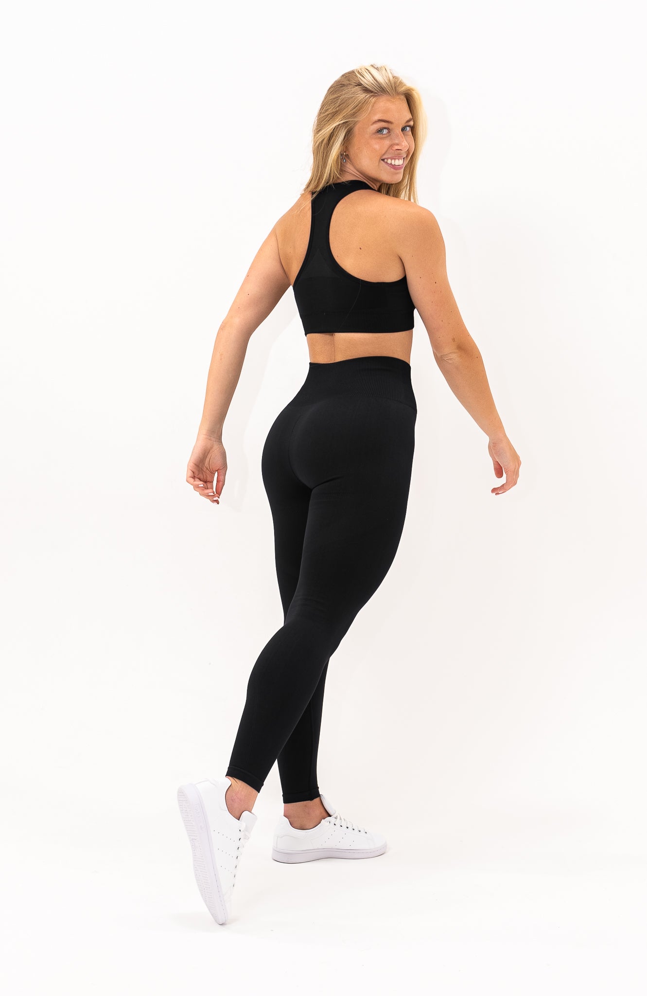 redbaysand Women's seamless Limitless bum shaping, high waisted leggings in black– Squat proof sports tights for Gym workouts training, Running, yoga, bodybuilding and bikini fitness.