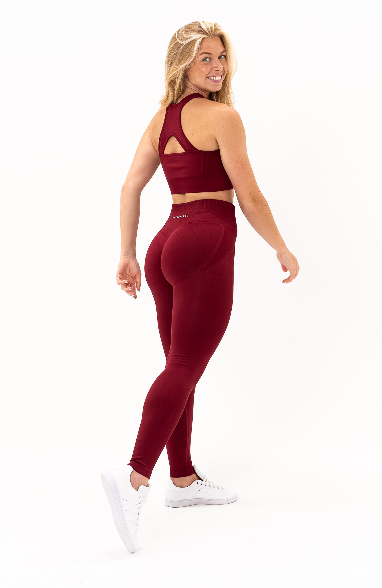 redbaysand Women's Tempo seamless scrunch bum shaping high waisted leggings and training sports bra in burgundy red – Squat proof sports tights and training bra for Gym workouts training, Running, yoga, bodybuilding and bikini fitness.