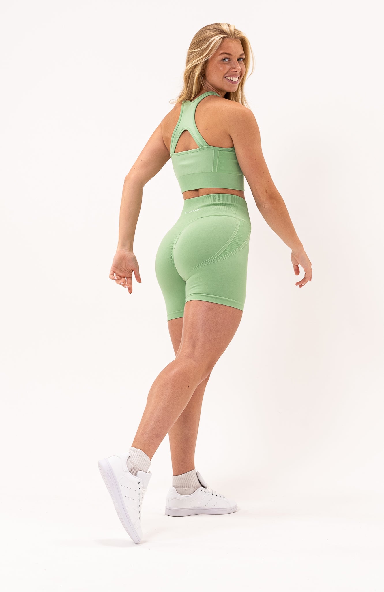 redbaysand Women's Tempo seamless scrunch bum shaping high waisted shorts and training sports bra in mint green – Squat proof 5 inch leg cycle shorts and training bra for Gym workouts training, Running, yoga, bodybuilding and bikini fitness.